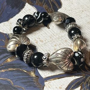 Vintage Y2K Chunky Textured Heart Black and Silver Beaded Stretch Bracelet D3